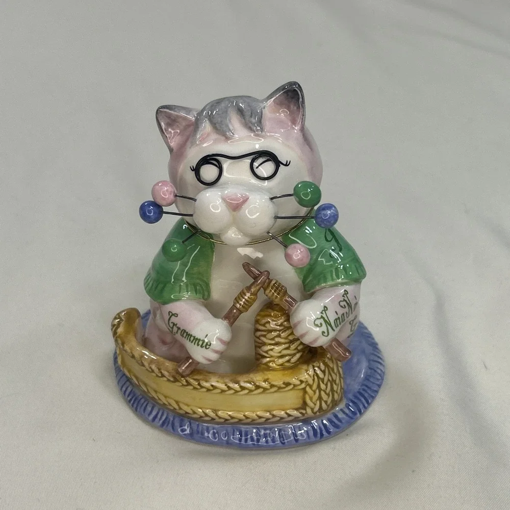 NIB WhimsiClay Amy LaCombe  Purrsonalized Grandma Cat Figurine Hip Cool Knitting